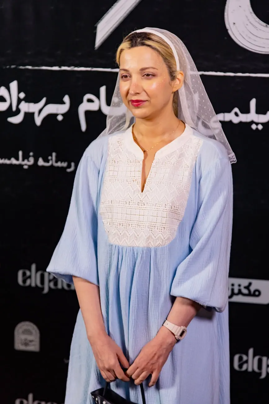 بهنام بهزادی (Bahnam Behzadi) با لباس آبی در مراسم اکران فیلم من می‌ترسم