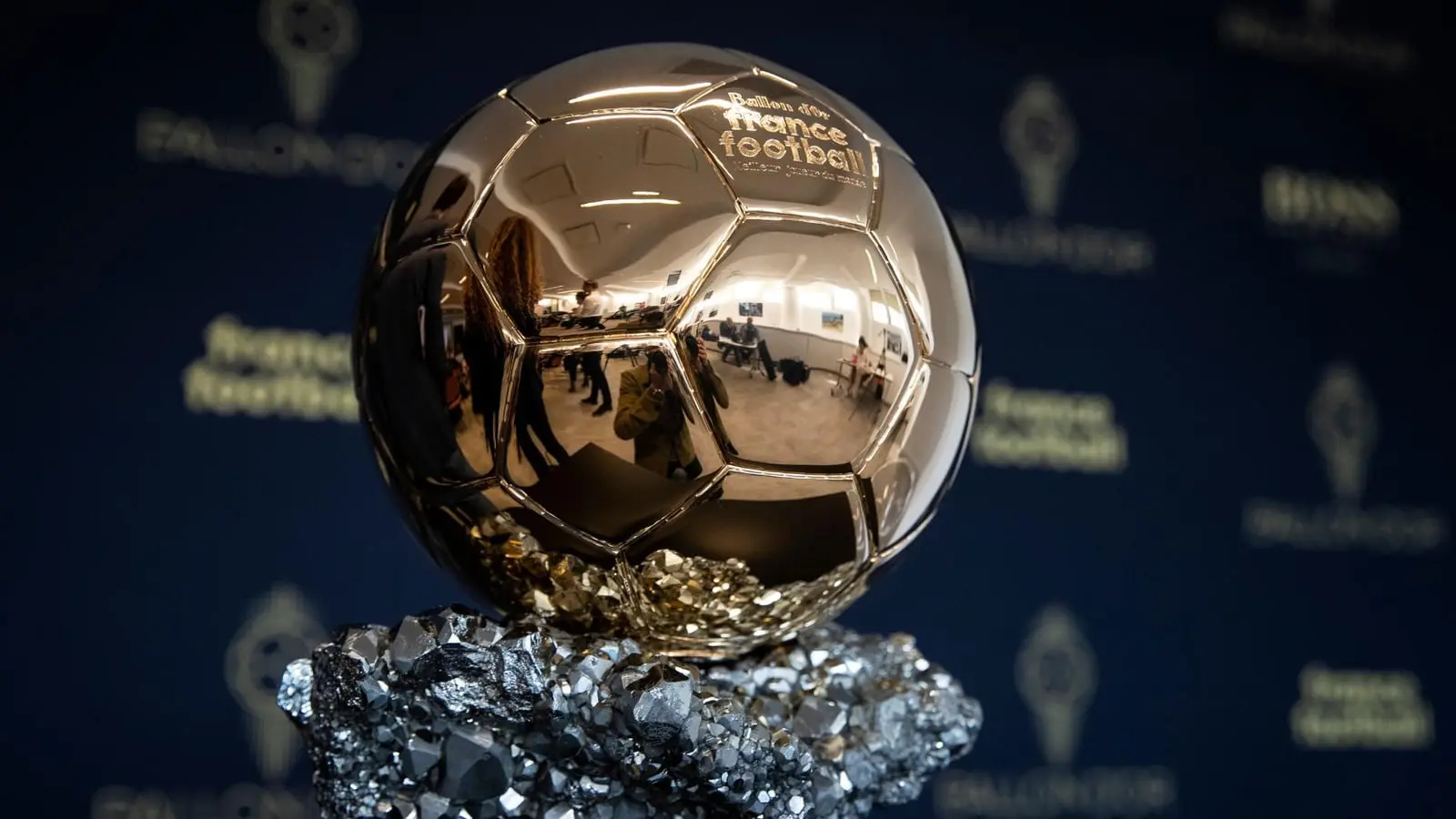 جایزه توپ طلا (Ballon d'Or) روی یک پایه معدنی در مراسم