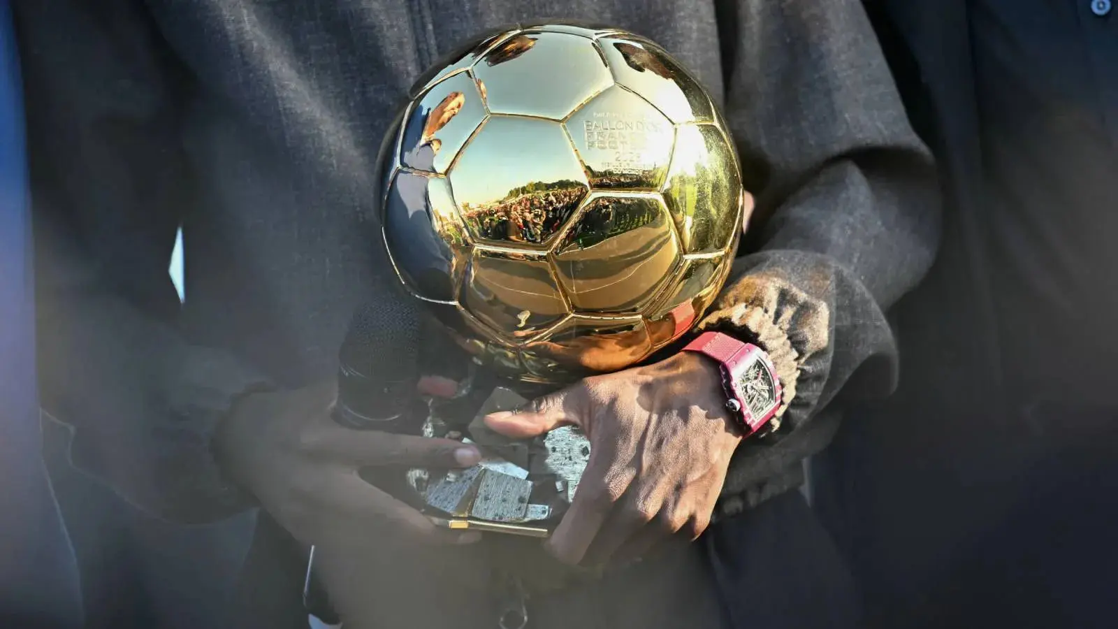 جایزه طلایی توپ طلا (Ballon d'Or) در دستان یک فرد