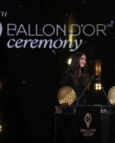 جایزه توپ طلا (Ballon d'Or) روی استند در مراسم اهدای جوایز فوتبال