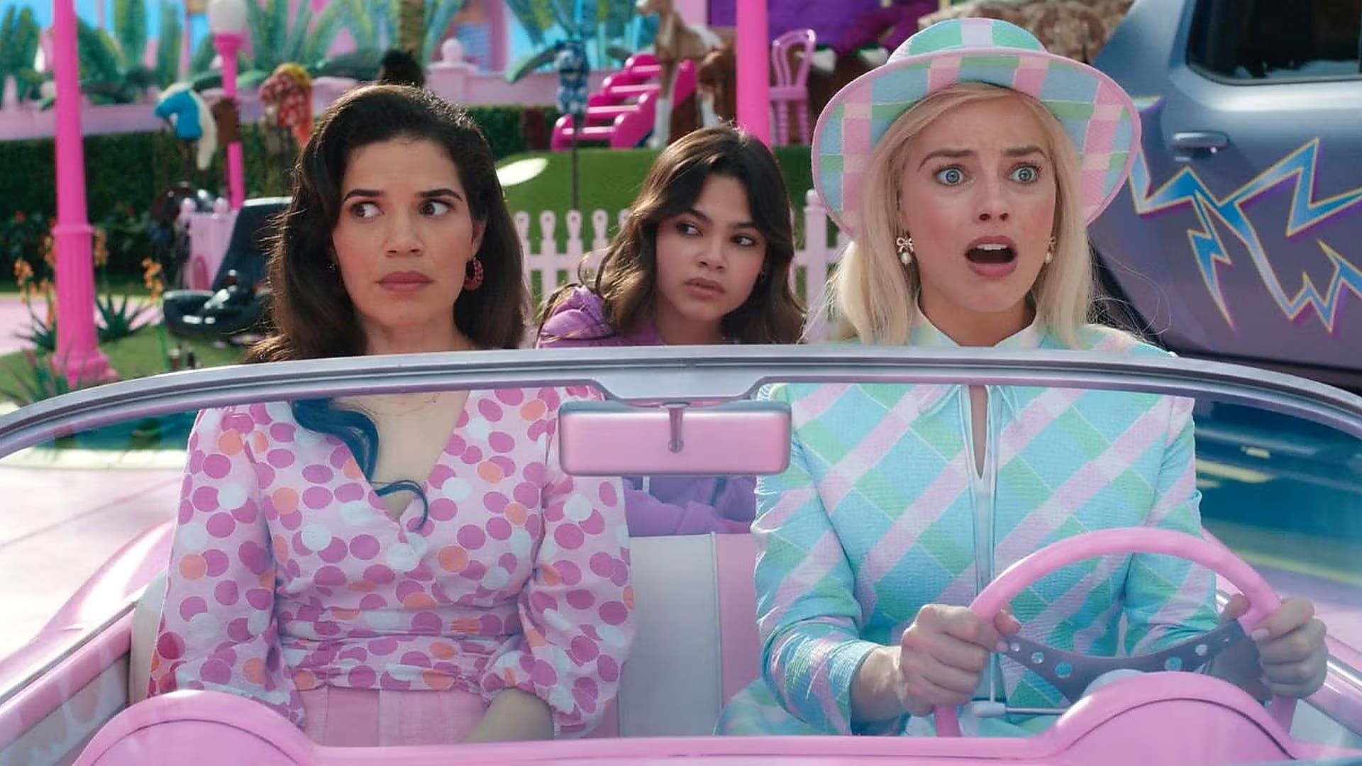 مارگو رابی و آمریکا فرارا در فیلم باربی