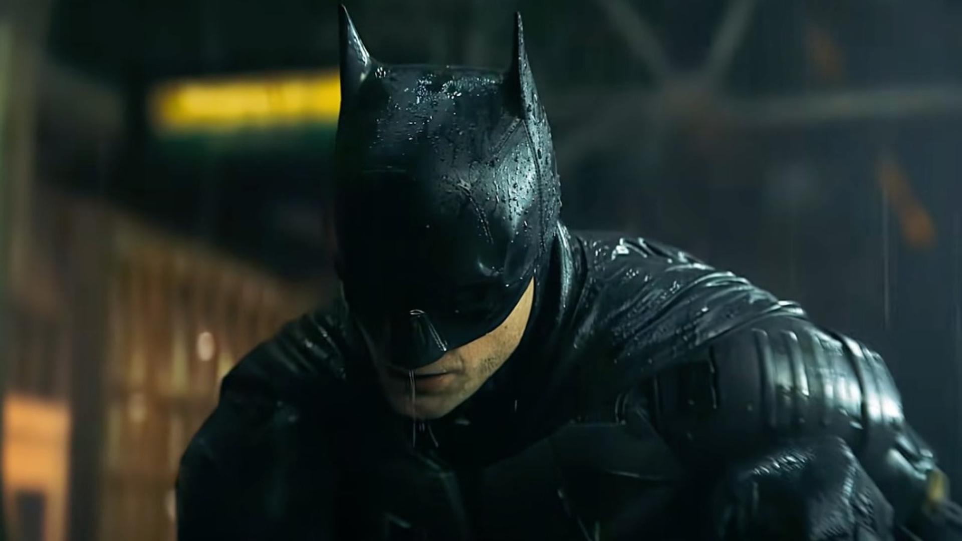 لباس و ماسک بتمن (Batman) با بافت چرمی و خیس از باران