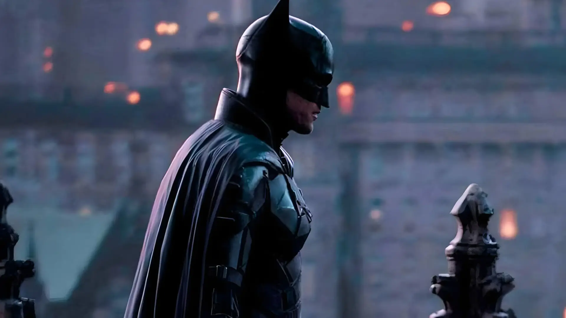 بتمن (Batman) با لباس سیاه در صحنه فیلم‌برداری ایستاده است