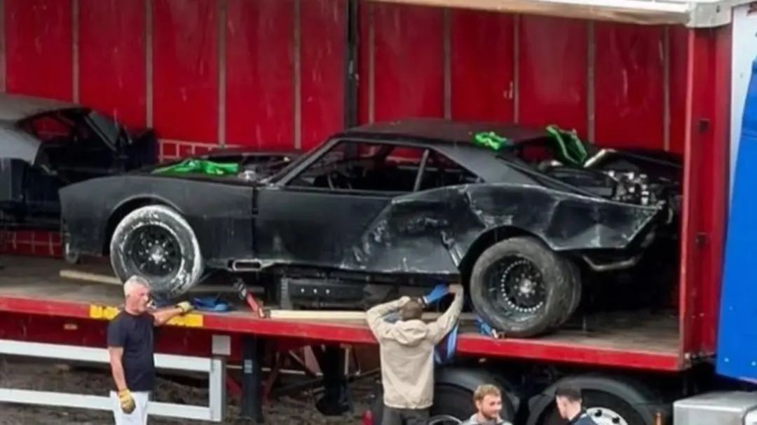خودروی بتموبیل (Batmobile) سیاه و آسیب‌دیده در پشت تریلر فیلم بتمن