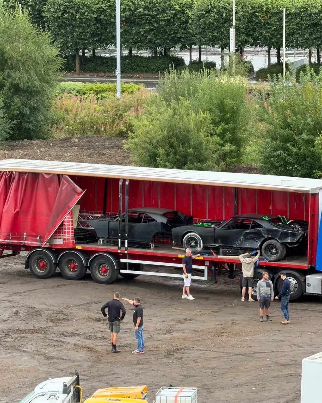 خودروهای بتموبیل (Batmobile) در داخل یک تریلر حمل بار بزرگ فیلم بتمن