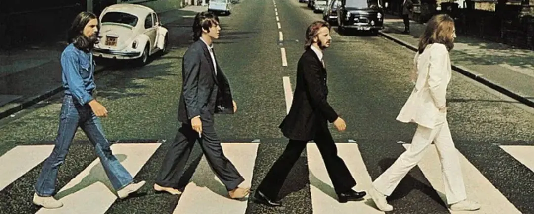 اعضای گروه بیتلز (The Beatles) در حال عبور از خط‌کشی عابر پیاده
