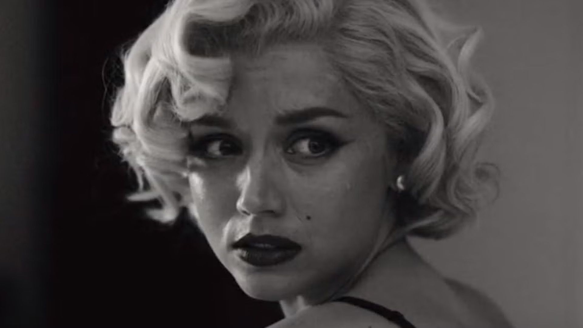 آنا د آرماس در فیلم بلوند