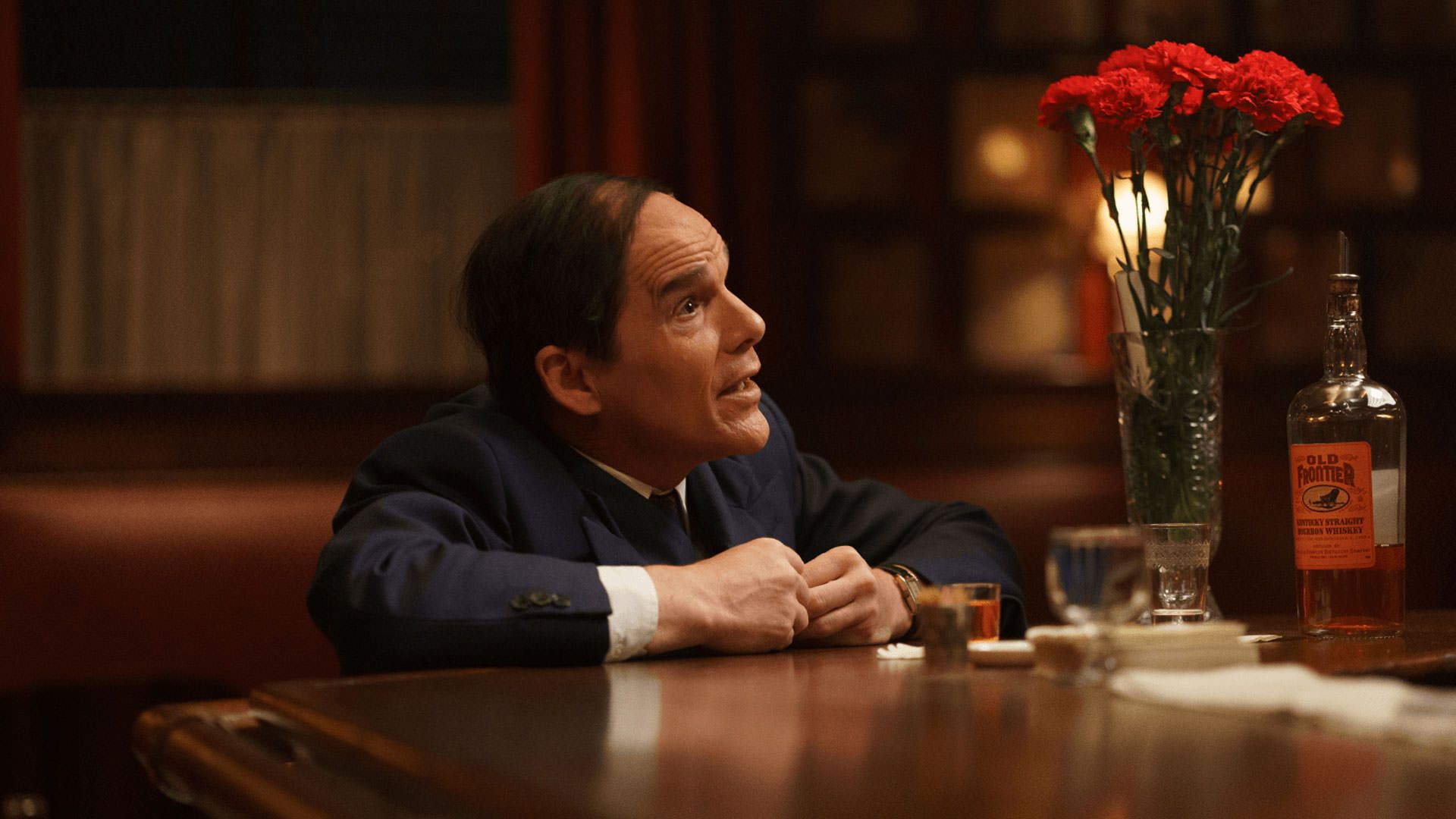 ایتن هاک نشسته پشت کانتر یک بار در نمایی از فیلم ماه آبی ریچارد لینکلیتر