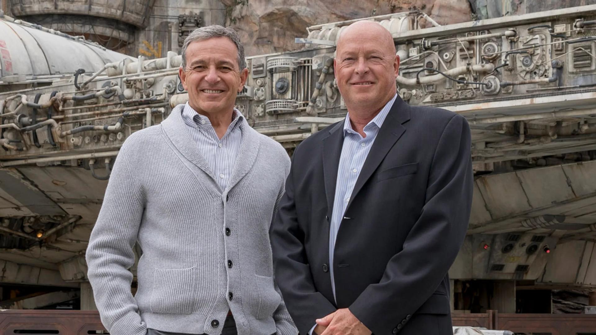 باب ایگر (Bob Iger) و باب چاپک (Bob Chapek) در مقابل یک سازه در دیزنی