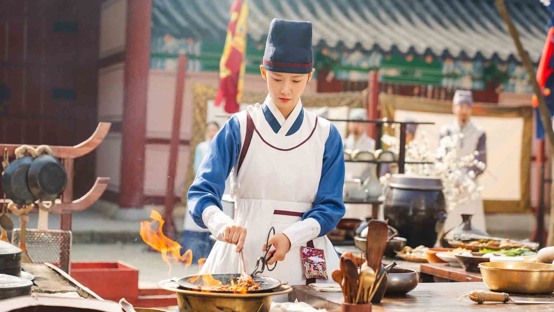 یون جی یونگ در حال آشپزی در سریال Bon Appétit, Your Majesty
