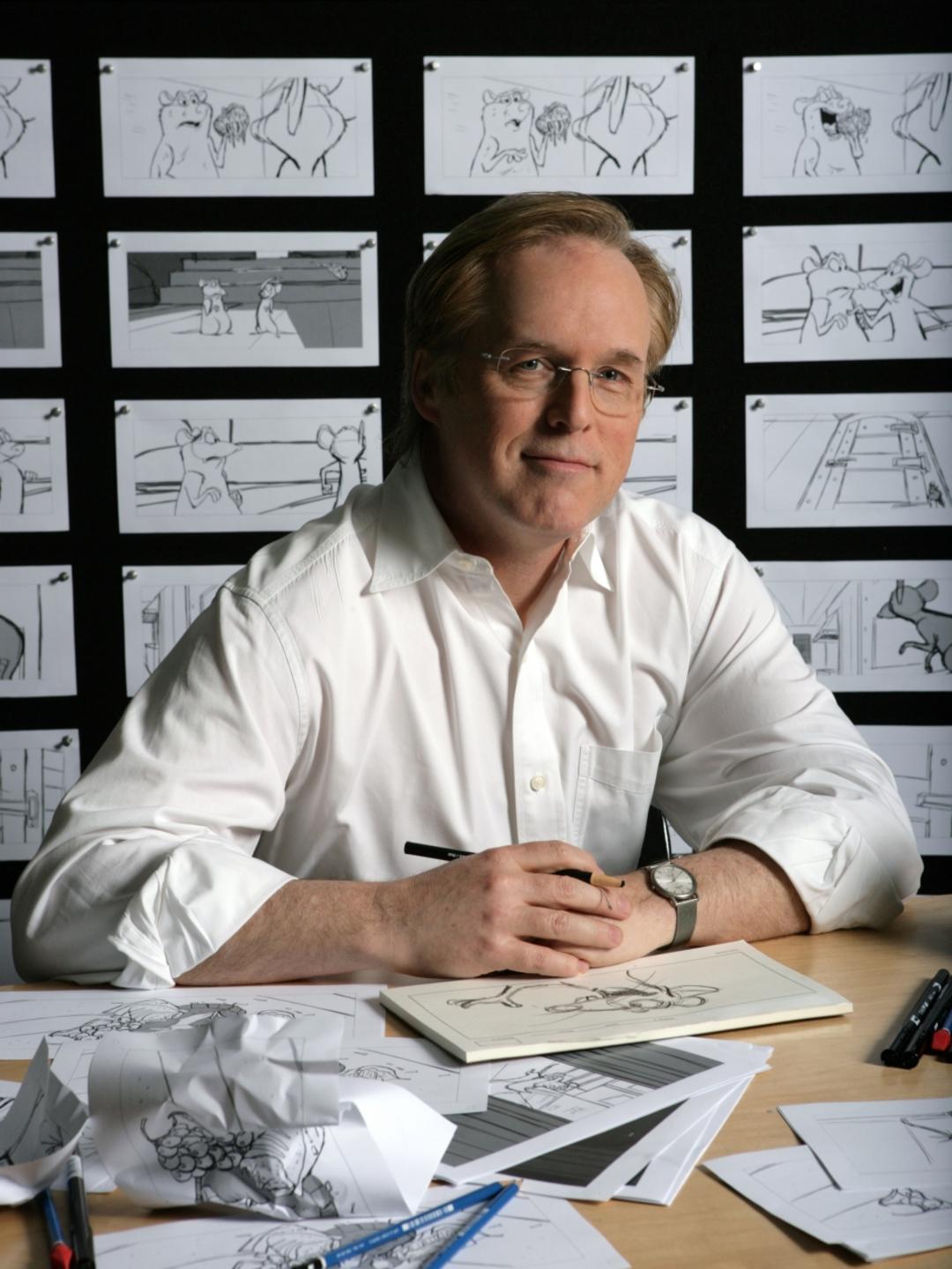 برد برد (Brad Bird) در کنار استوری‌بوردهای انیمیشن‌های دیزنی و پیکسار