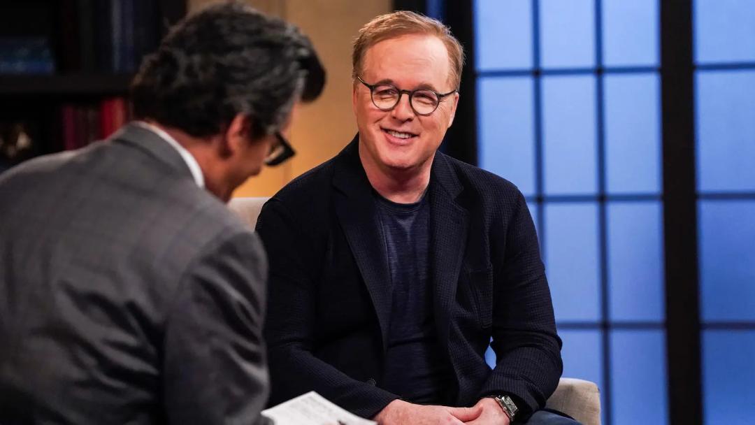 برد برد (Brad Bird) با عینک در یک مصاحبه تلویزیونی
