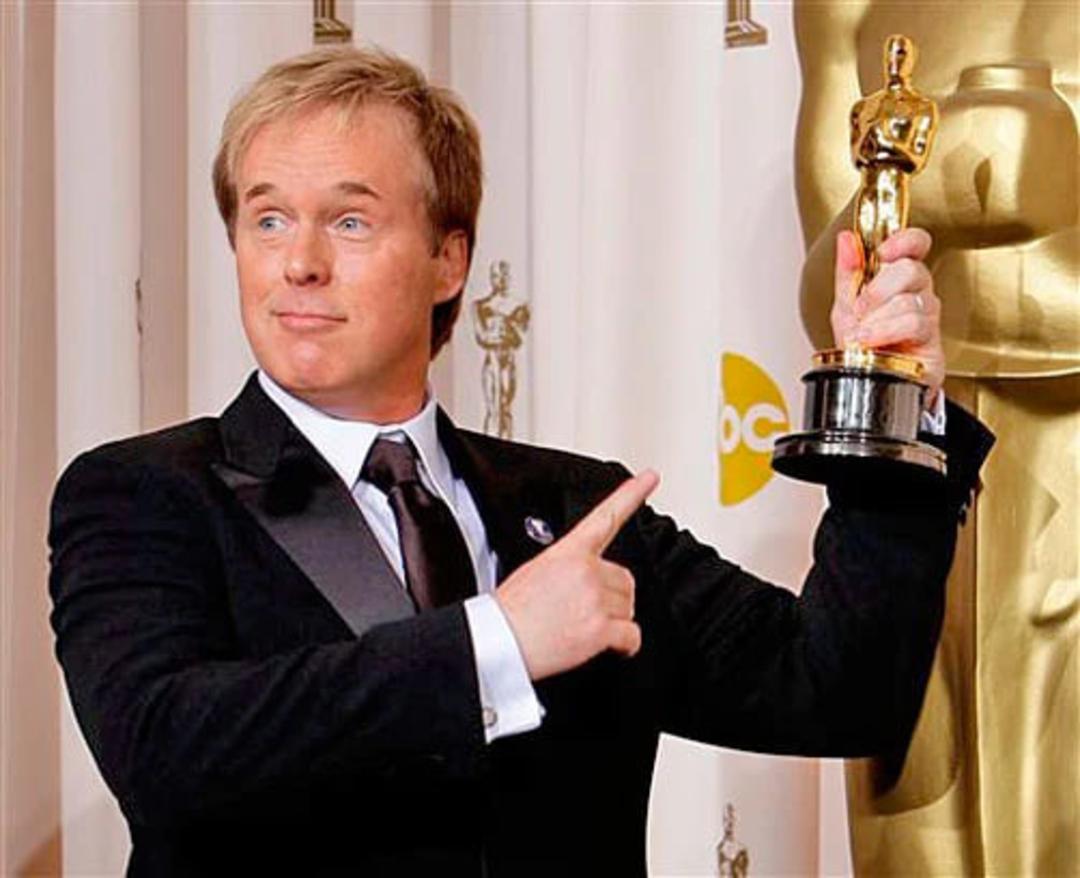 برد برد (Brad Bird) جایزه اسکار را در دست دارد