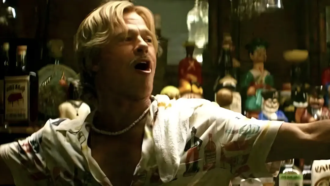 برد پیت (Brad Pitt) با پیراهن طرح‌دار در صحنه‌ای از فیلم جدید دیوید فینچر