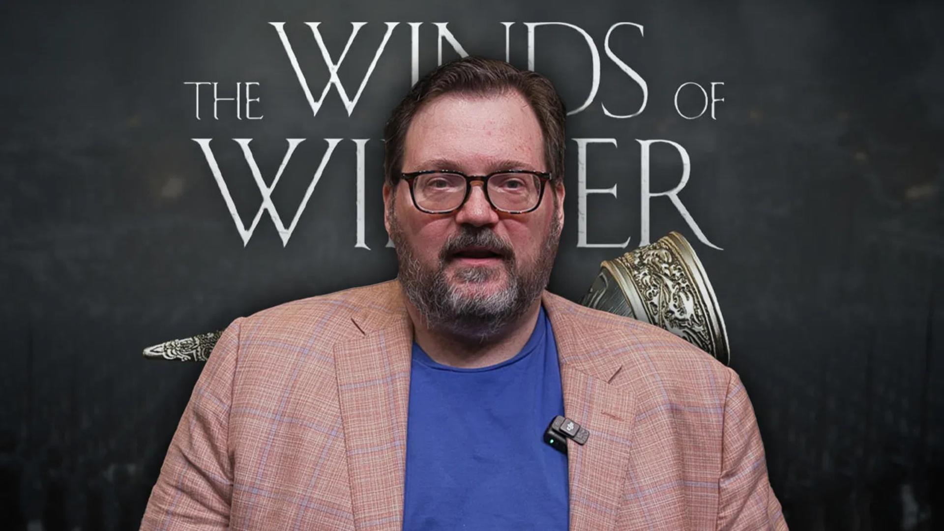 برندون سندرسون (Brandon Sanderson) در مقابل پس‌زمینه‌ی عبارت The Winds of Winter