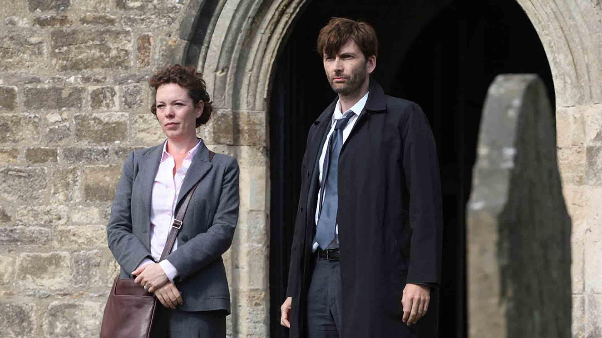 دیوید تننت و اولیویا کولمن در قبرستان در سریال Broadchurch