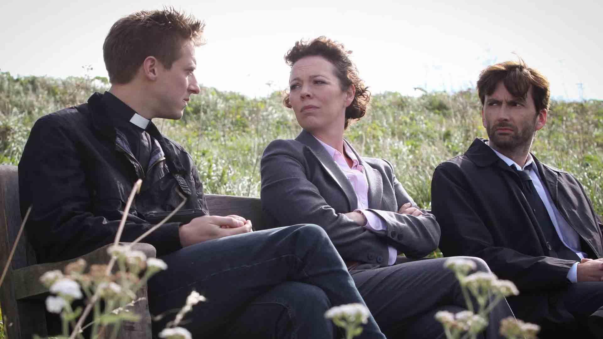 دیوید تننت و اولیویا کولمن در حال صحبت با کشیش در سریال Broadchurch