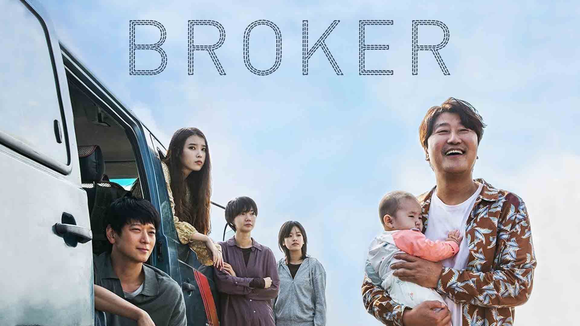 بازیگران اصلی فیلم Broker با یک نوزاد در کنار هم