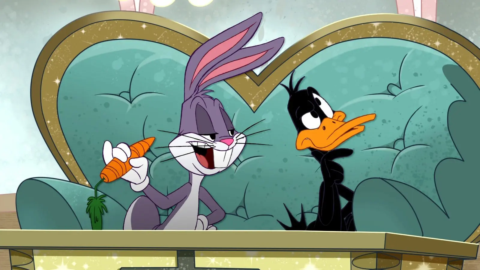 شخصیت‌های کارتونی باگز بانی (Bugs Bunny) و دافی داک (Daffy Duck) روی کاناپه