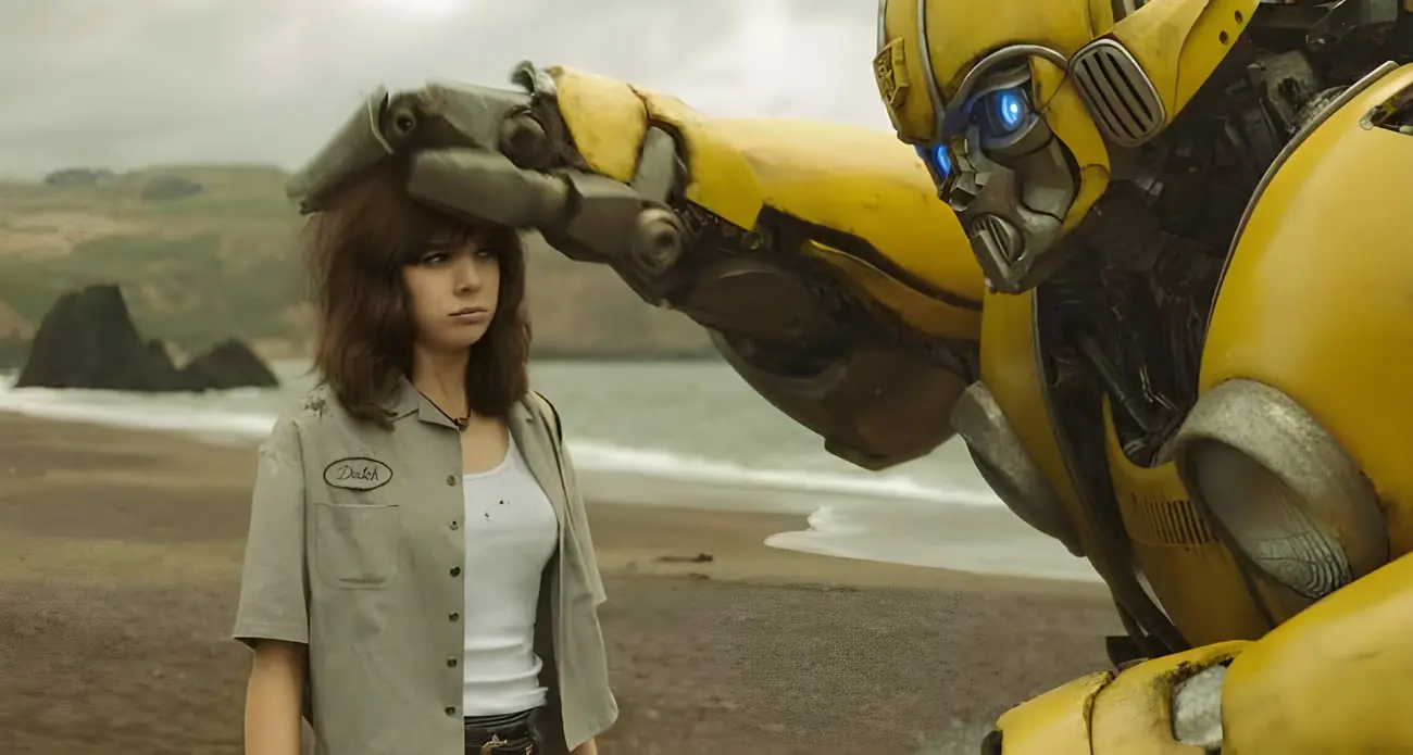 بامبلبی (Bumblebee) ربات زرد رنگ در کنار دختری در ساحل