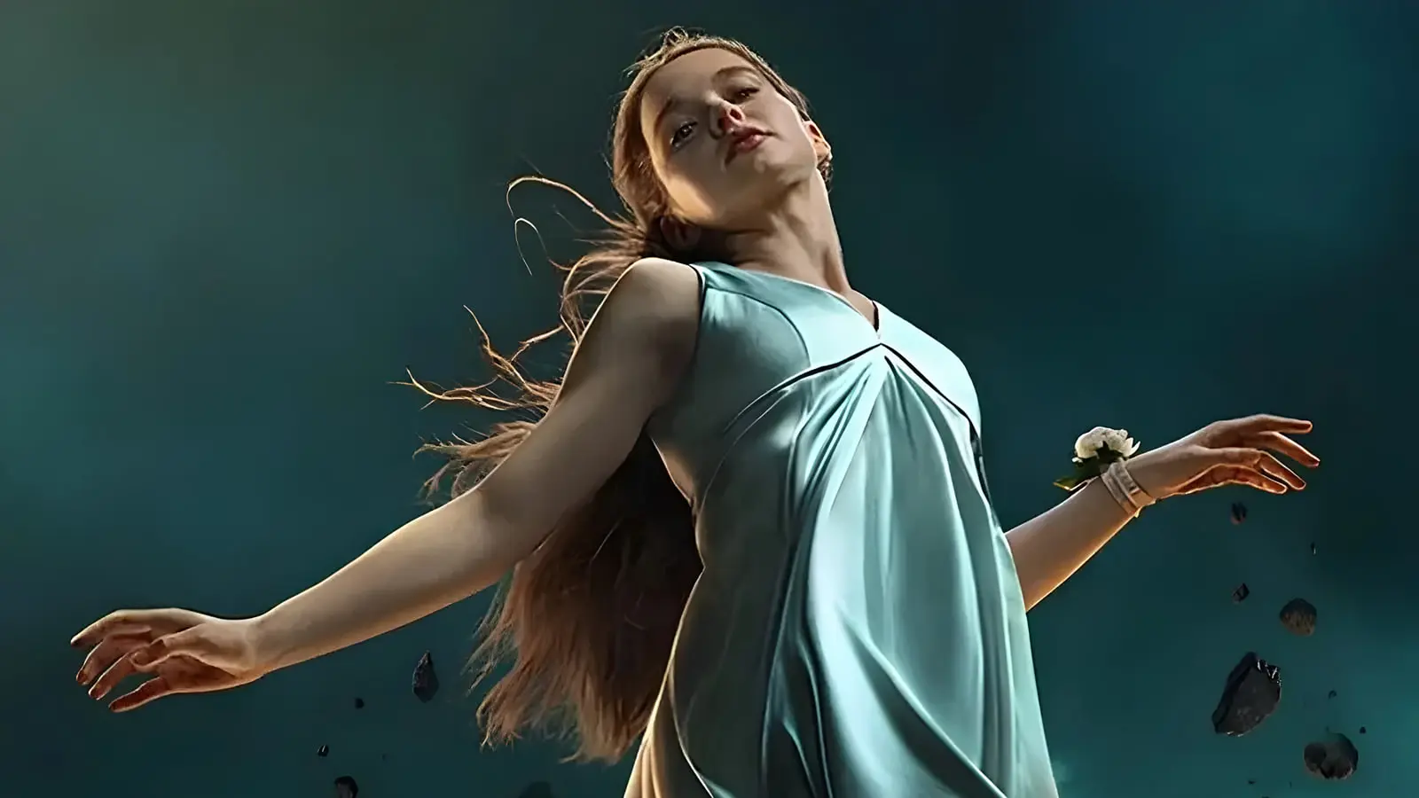 دختر جوان با لباس آبی در صحنه سریال Carrie