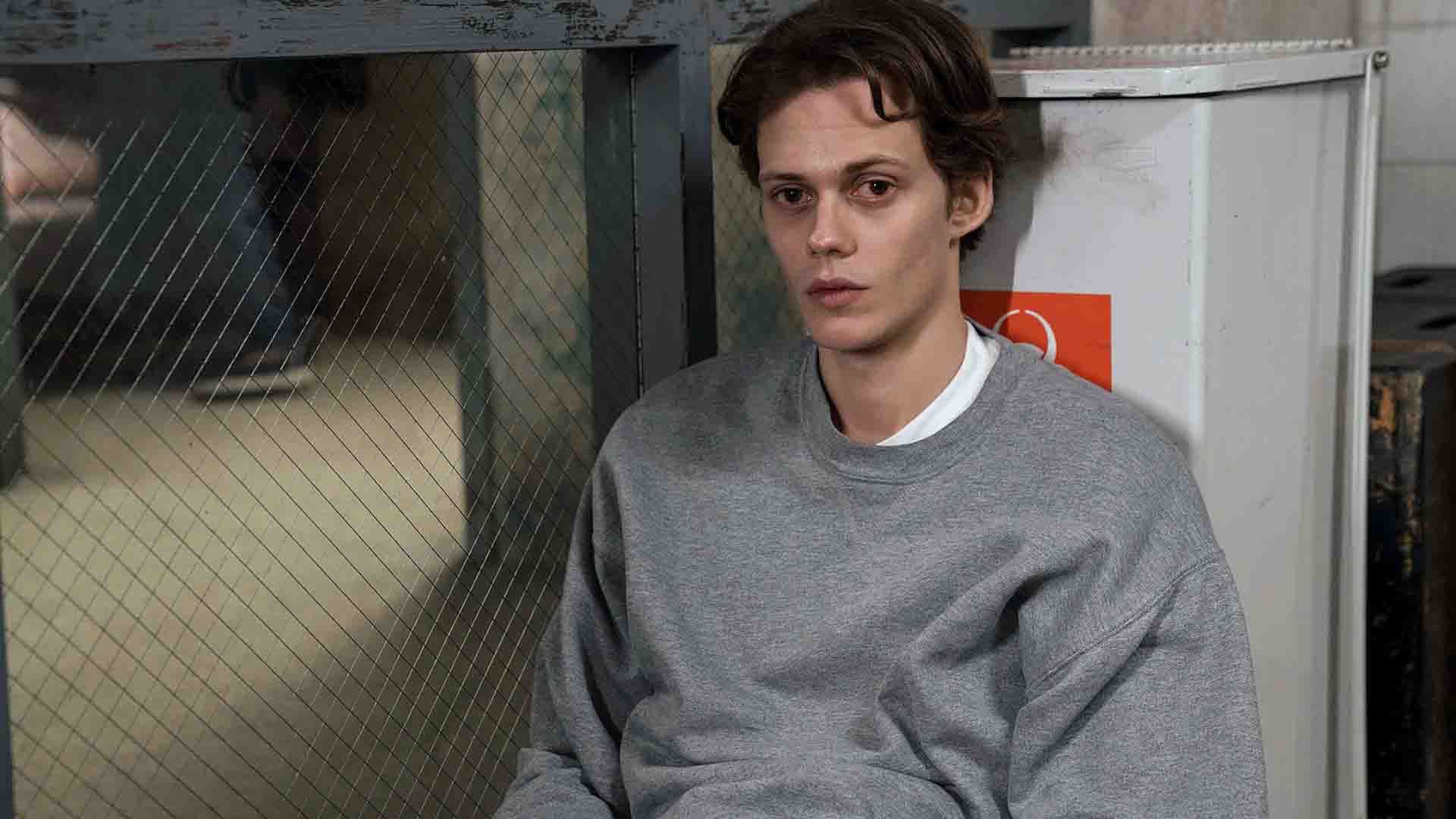 بیل اسکاشگورد با چشمانی قرمز در سریال Castle Rock