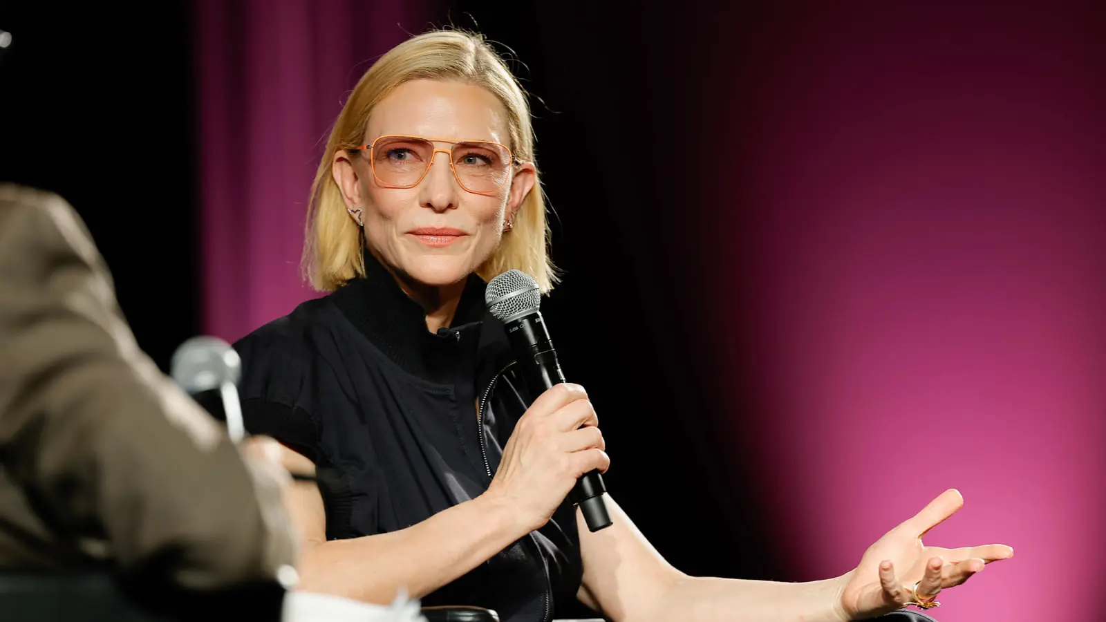 کیت بلانشت (Cate Blanchett) در حال صحبت با میکروفون در جشنواره فیلم کن