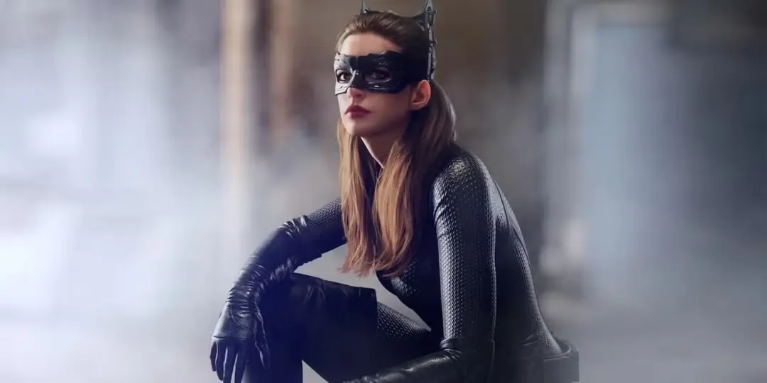 ان هتوی (Anne Hathaway) در نقش سلینا کایل /Catwoman در فیلم شوالیه تاریکی برمی‌خیزد (The Dark Knight Rises - ۲۰۱۲)