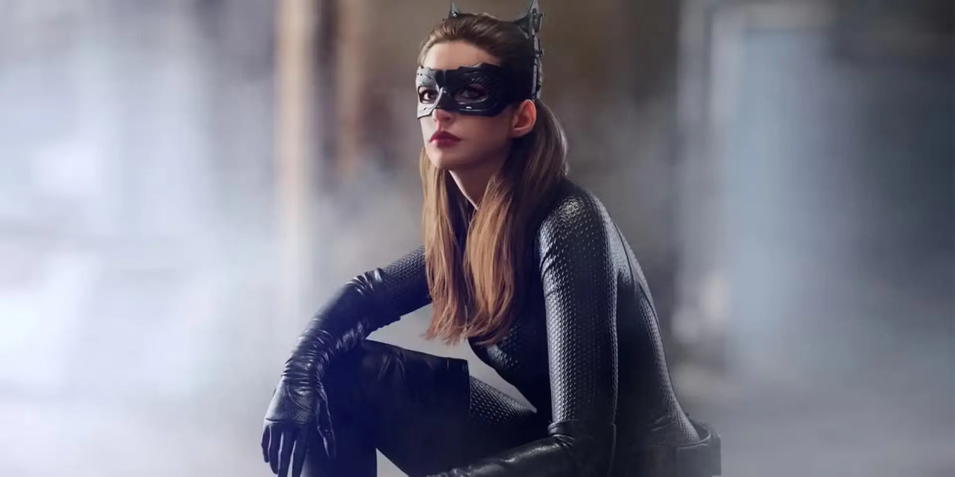 ان هتوی (Anne Hathaway) در نقش سلینا کایل /Catwoman در فیلم شوالیه تاریکی برمی‌خیزد (The Dark Knight Rises - ۲۰۱۲)