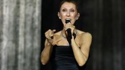 سلین دیون (Celine Dion) در حال آواز خواندن با میکروفون روی صحنه کنسرت