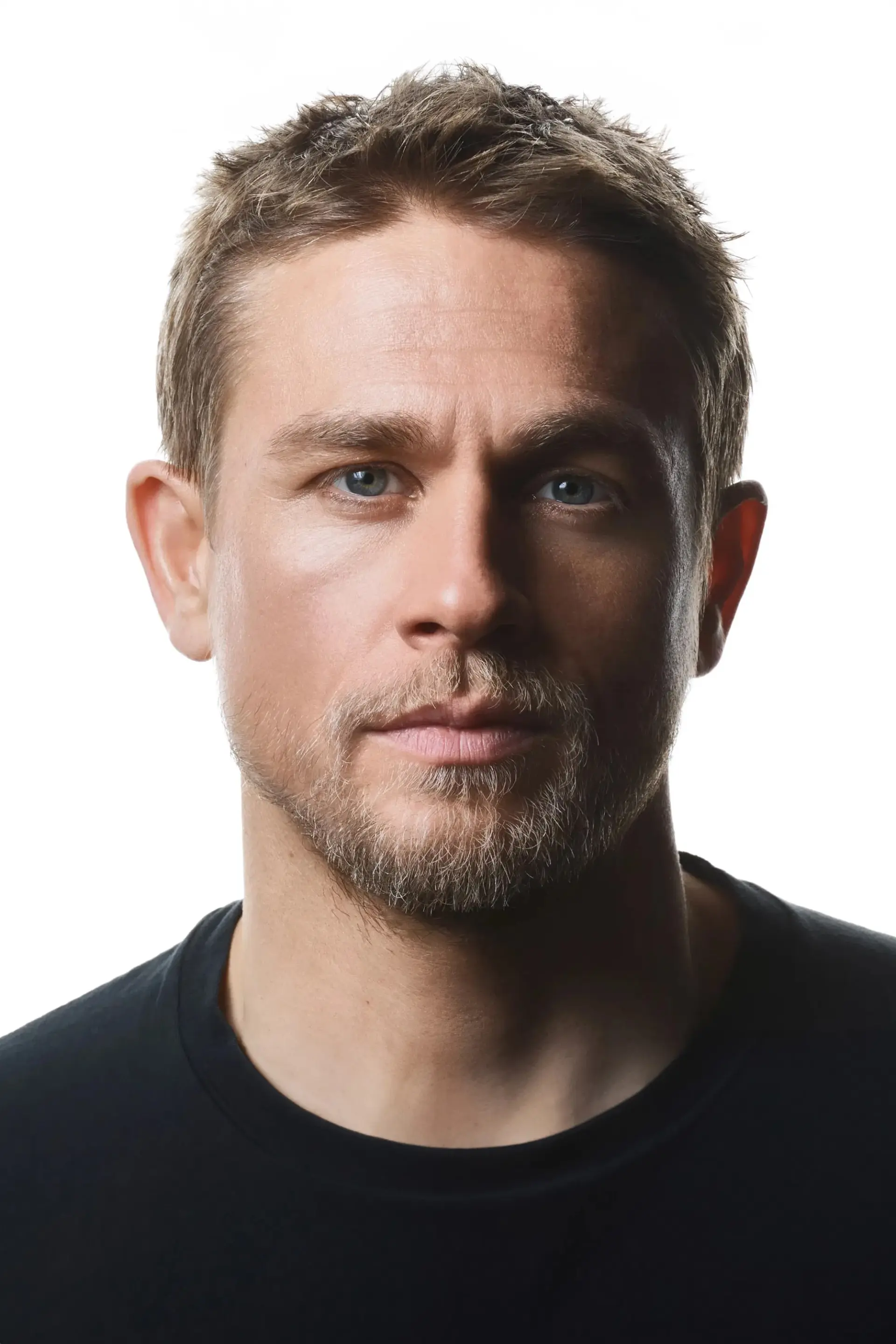 چهره بازیگر چارلی هونام (Charlie Hunnam) با نگاهی مستقیم به دوربین
