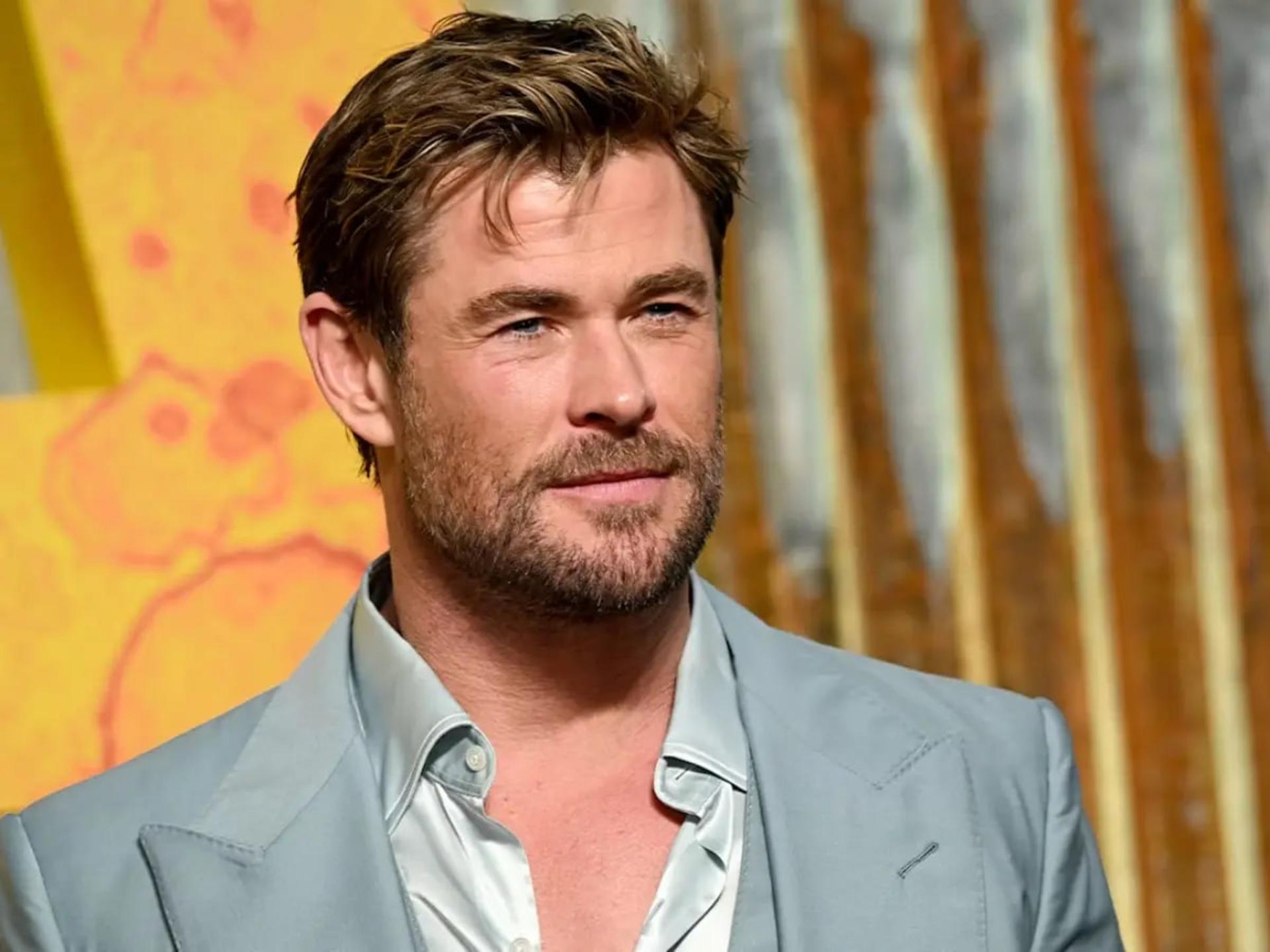 کریس همسورث (Chris Hemsworth) با کت و شلوار روشن در یک مراسم رسمی