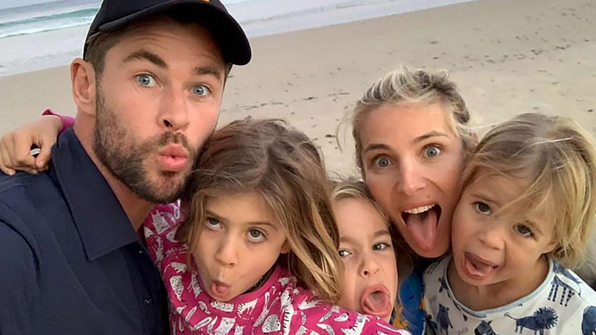 کریس همسورث (Chris Hemsworth) همراه با همسر و فرزندانش در ساحل