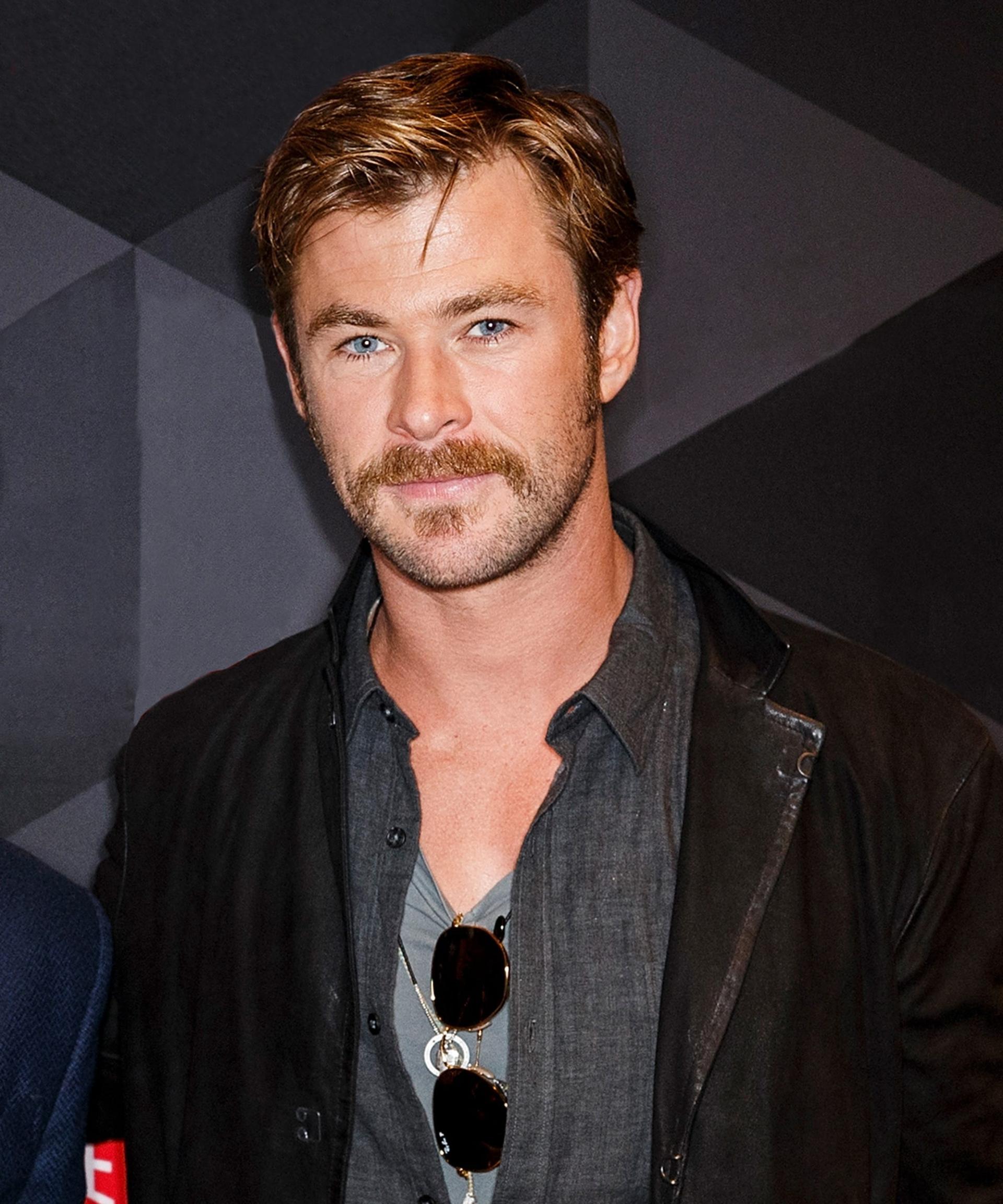 کریس همسورث (Chris Hemsworth) با موهای روشن و ریش کوتاه