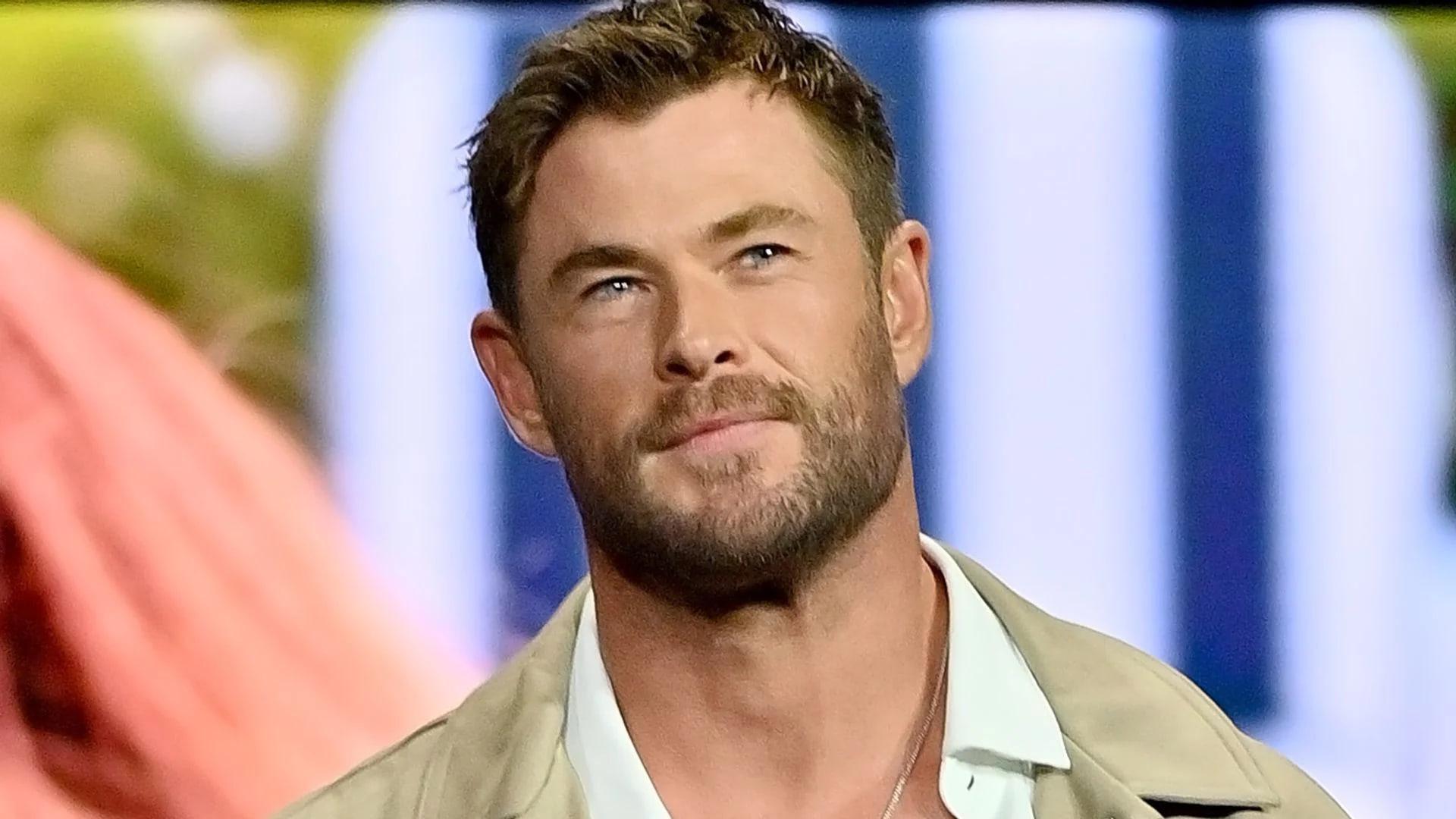 کریس همسورث (Chris Hemsworth) با نگاهی دور از دوربین