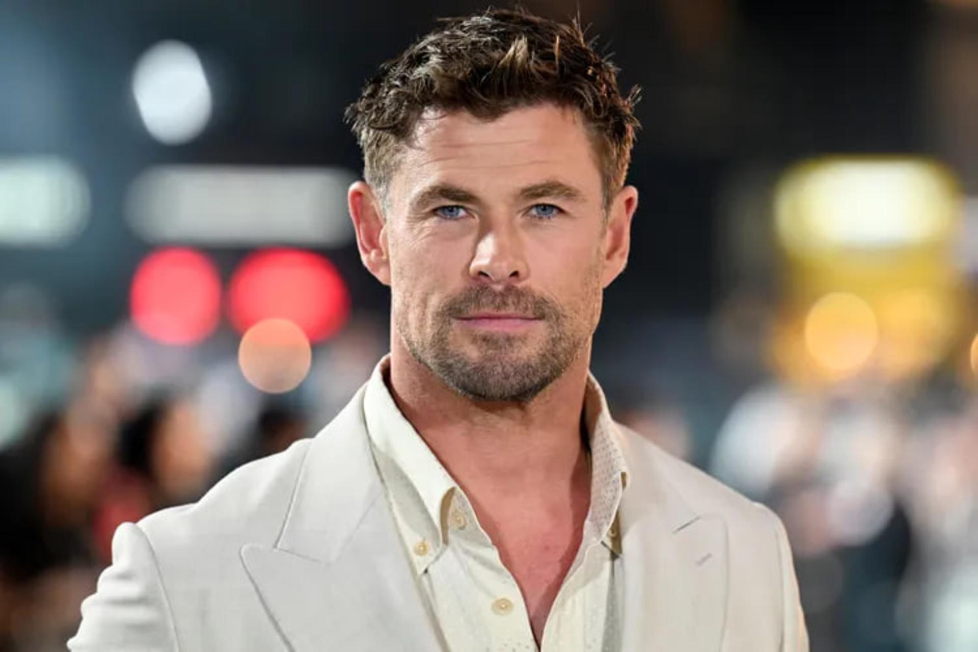 کریس همسورث (Chris Hemsworth) در یک مراسم رسمی با کت سفید