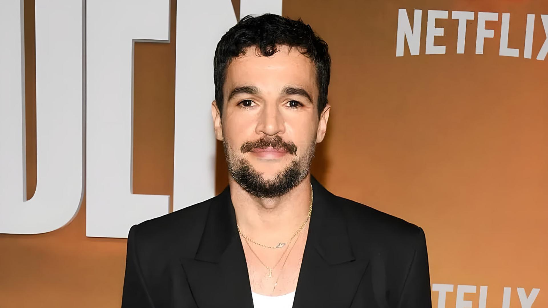 کریستوفر ابوت (Christopher Abbott) بازیگر جدید نقش پروفسور ایکس در مقابل پس‌زمینه نتفلیکس