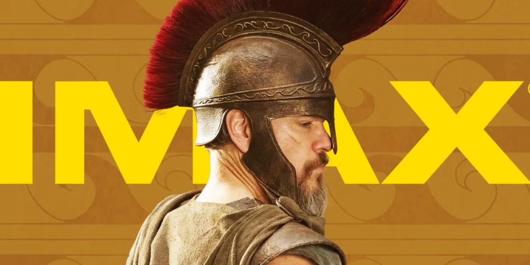 شخصیت ادیسیوس با بازی مت دیمون پشت بر لوگوی IMAX