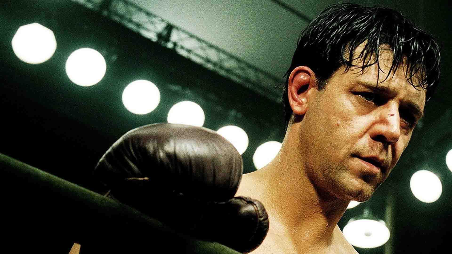 راسل کرو با دستکش بوکس و صورت خیس در فیلم Cinderella Man