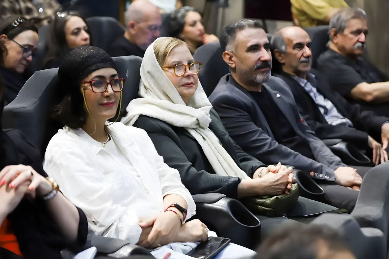هنرمندان در سالن سینما در جریان مراسم تقدیر از ستون‌های پنهان سینما