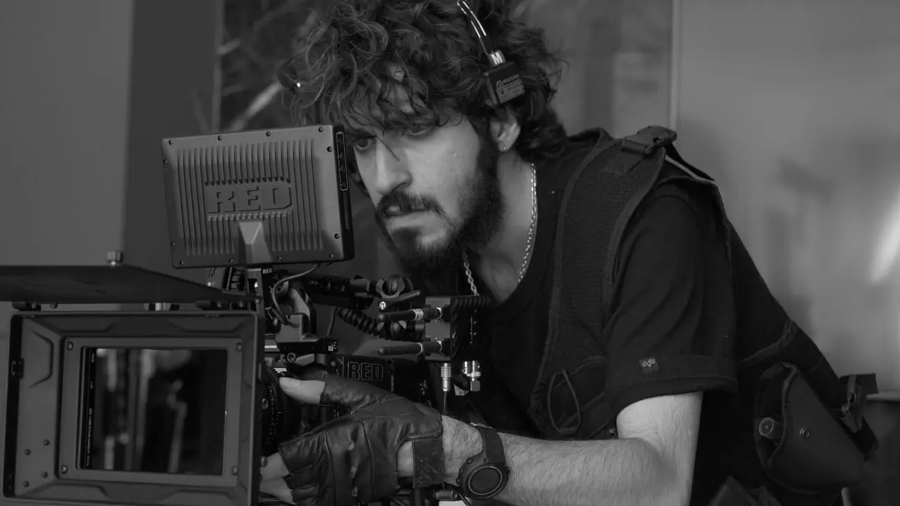 فیلمبردار در حال کار با دوربین سینمایی RED (Red Digital Cinema)