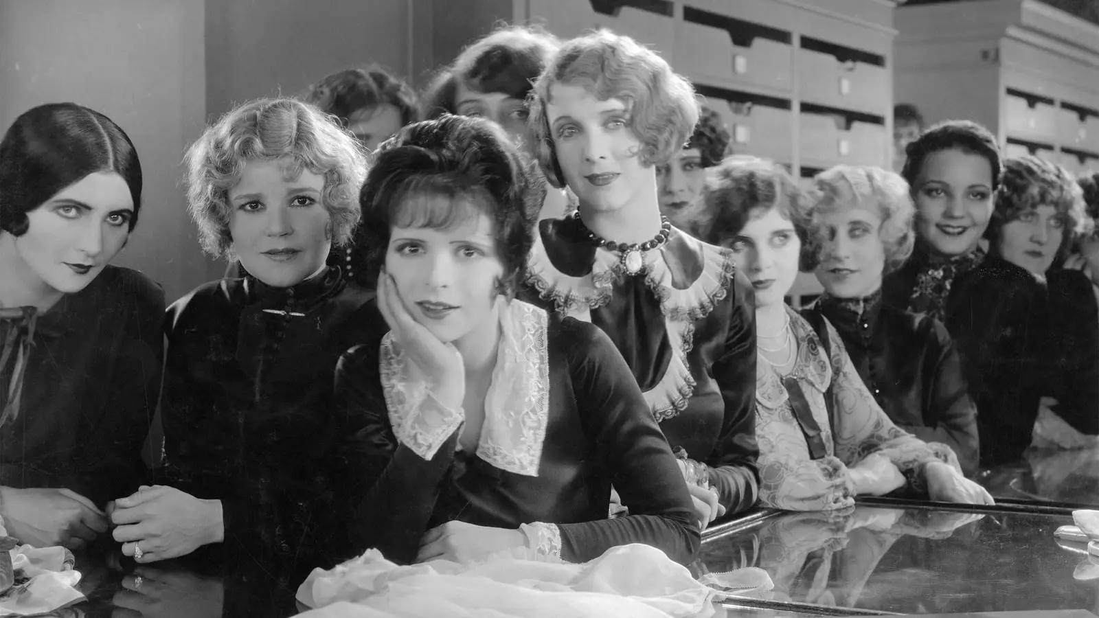 کلارا بو (Clara Bow) در میان گروهی از بازیگران زن در صحنه فیلم It