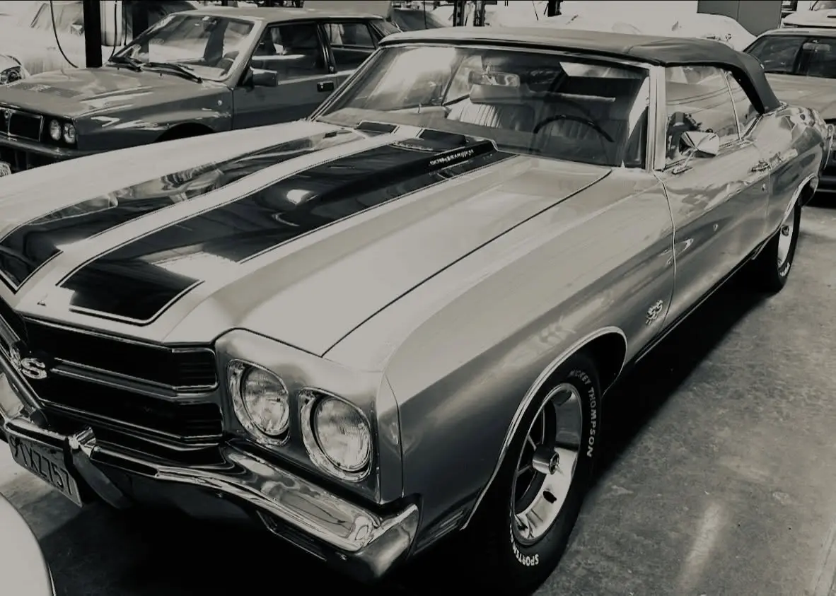 خودرو کلاسیک شل بی اس (Chevrolet Chevelle SS) در کنار خودروهای دیگر