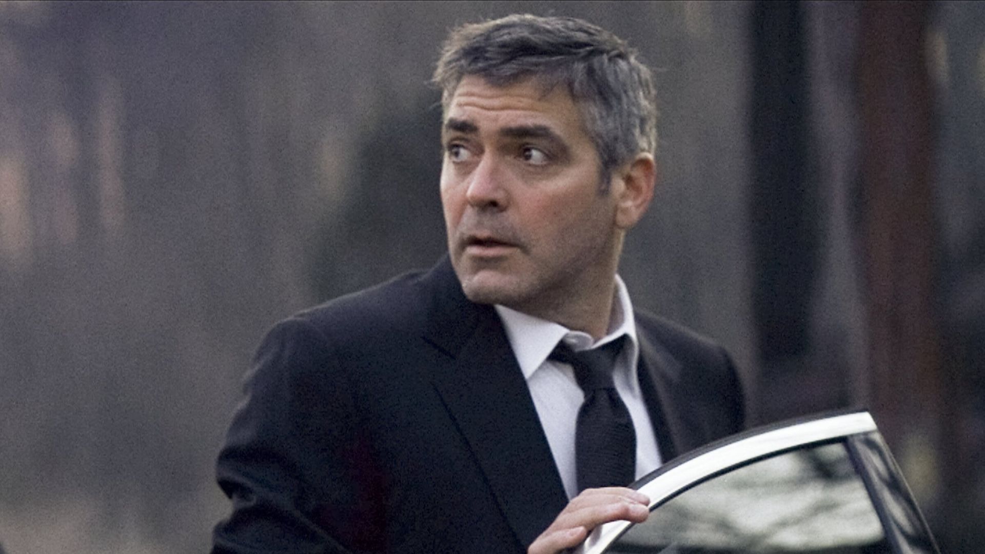 جورج کلونی در فیلم مایکل کلیتون به گوشه‌ای نگاه می‌کند