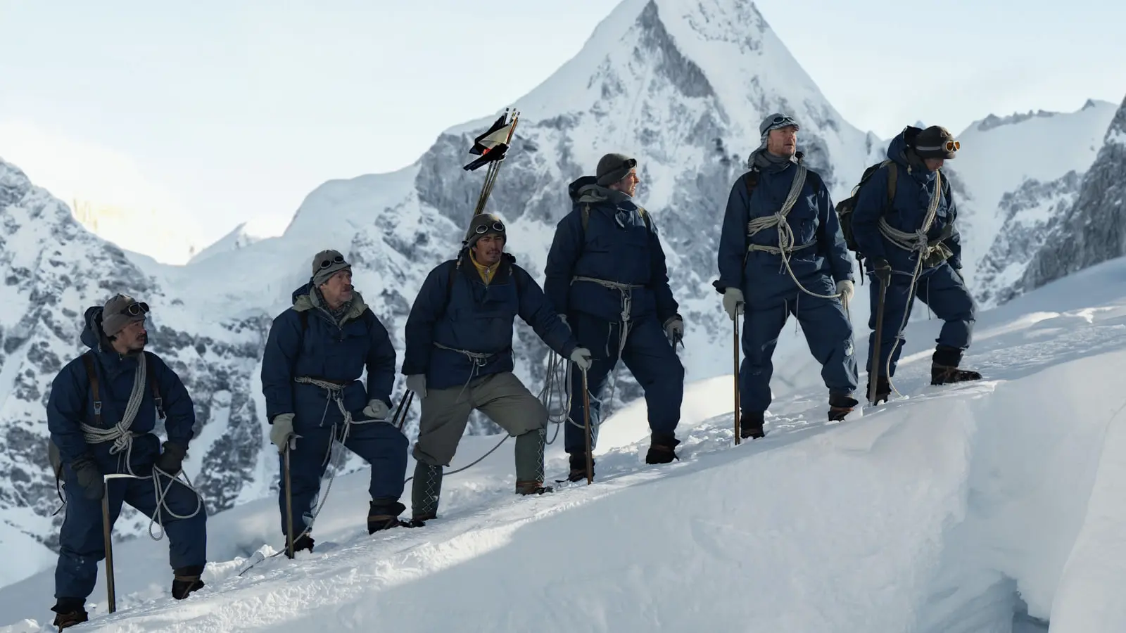گروهی از کوهنوردان با تجهیزات کامل در ارتفاعات کوهستان اورست (Everest)