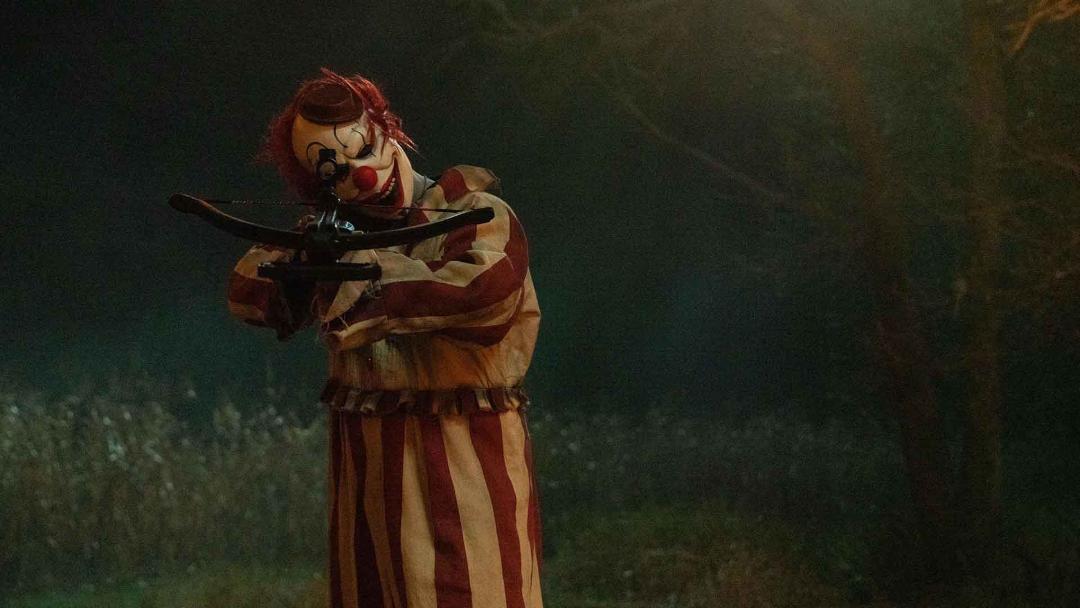 دلقکی ترسناک با یک سلاح در فیلم Clown In A Cornfield