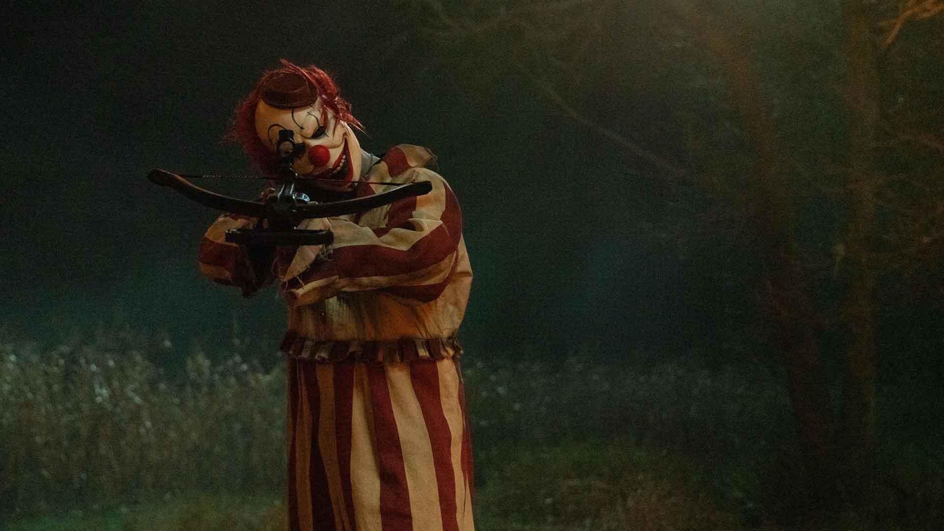 دلقکی ترسناک با یک سلاح در فیلم Clown In A Cornfield