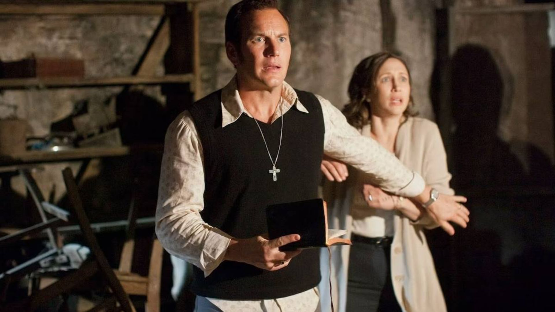 اد و لورین وارن با ترس به چیزی نگاه می‌کنند