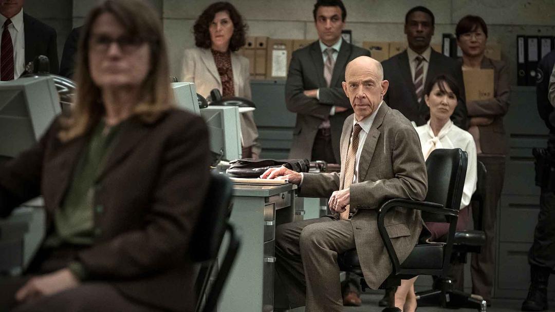 شخصیت هاوارد سیلک در کنار همکارانش در سریال Counterpart