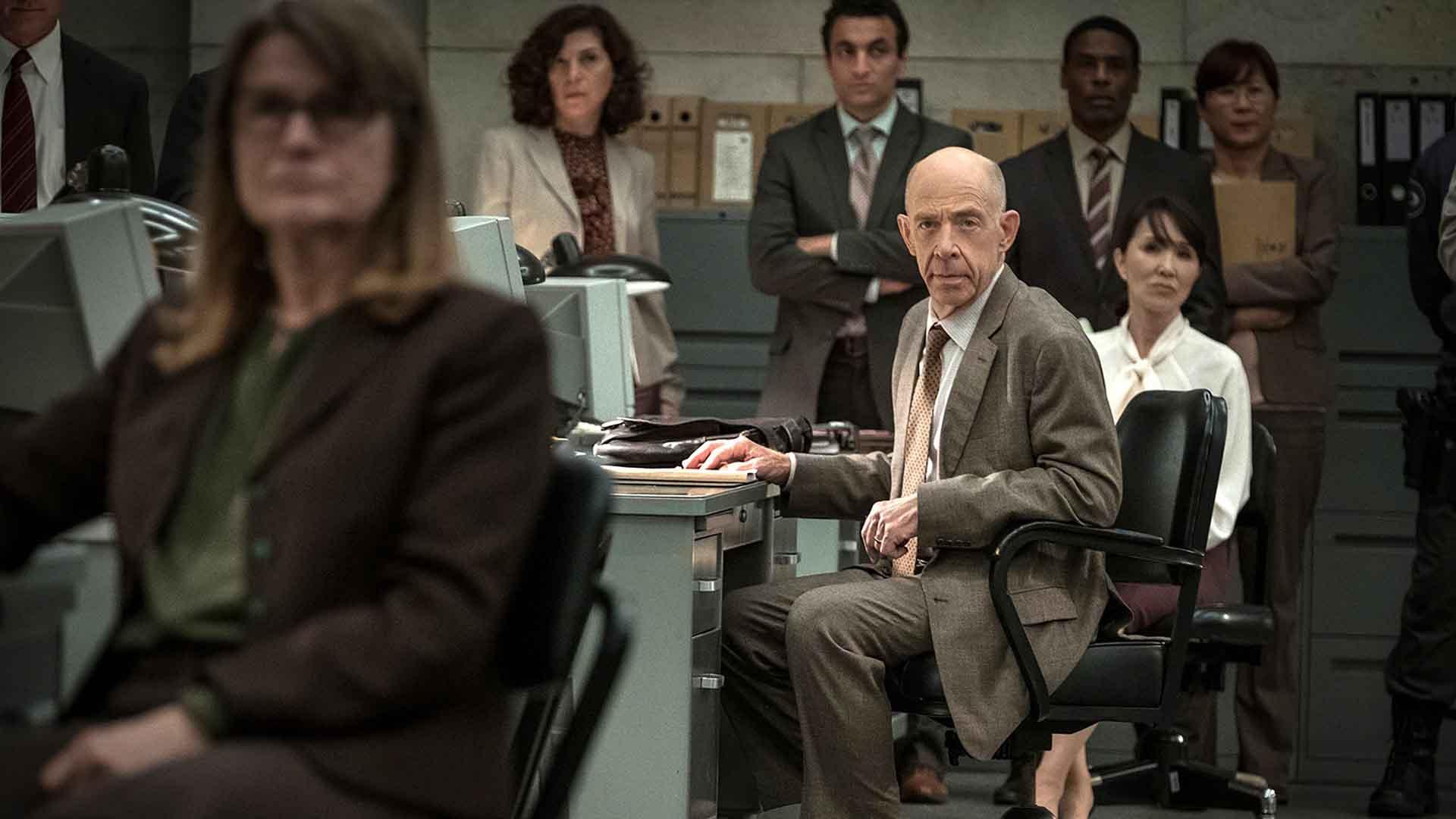 شخصیت هاوارد سیلک در کنار همکارانش در سریال Counterpart